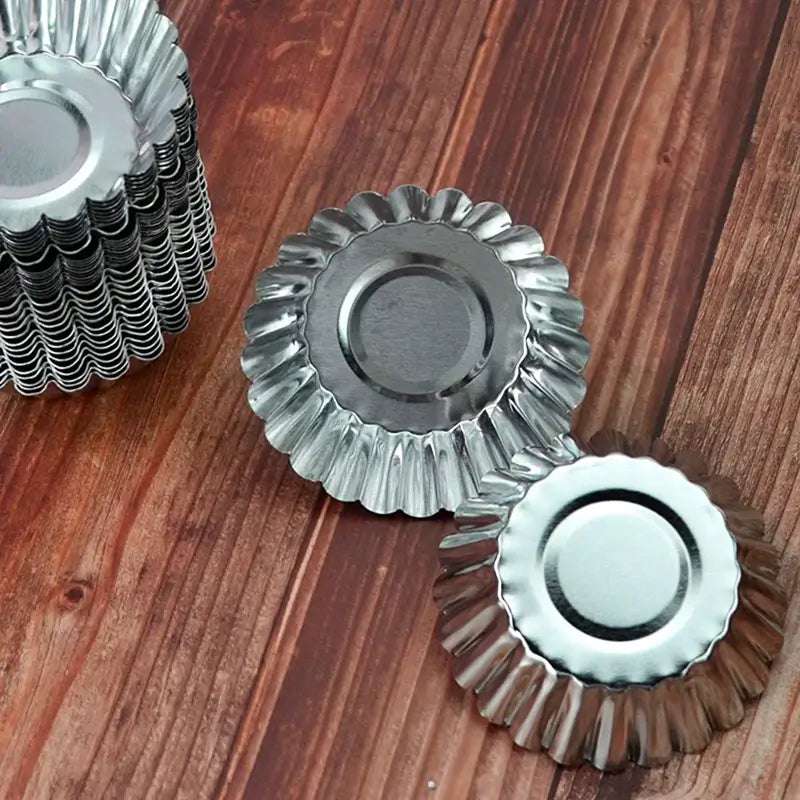 10 moules mini tarte sur une table en bois