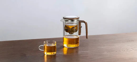 théière avec infuseur sur table en bois