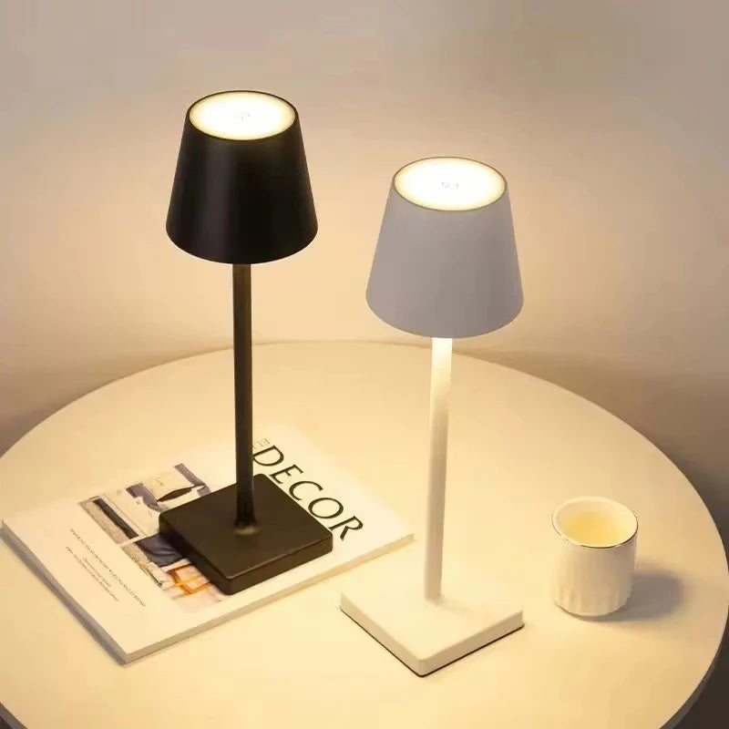 2 lampes de terrasses sur une table blanche