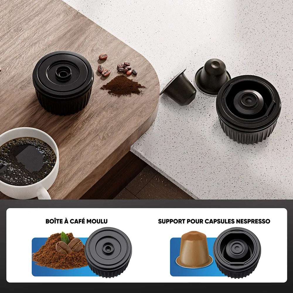 Deux accessoires pour préparer le café, une boîte à poudre de café et un porte-capsules Nespresso, avec une tasse de café à côté.