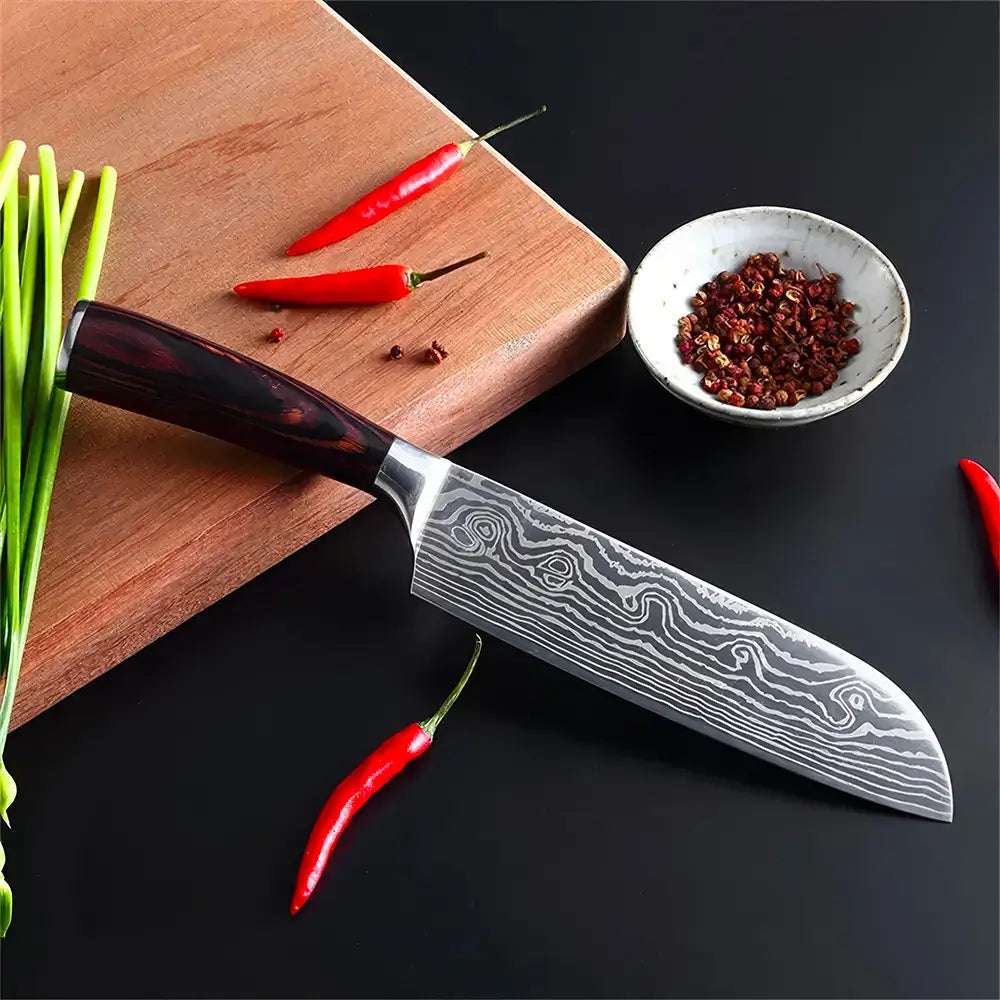 Couteau de cuisine Santoku en acier carbone avec une lame au motif distinctif et une poignée ergonomique en bois, sur un fond blanc.
