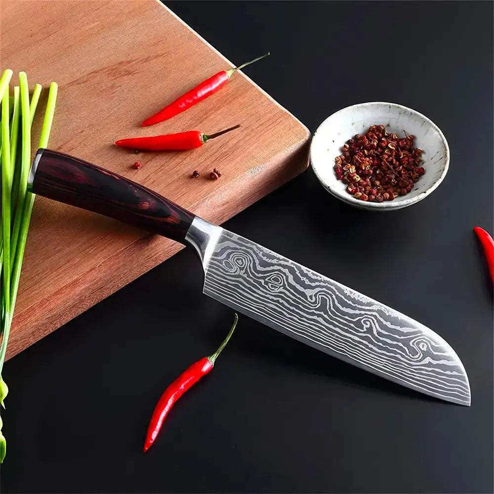 Couteau de cuisine Santoku en acier carbone avec une lame au motif distinctif et une poignée ergonomique en bois, sur un fond blanc.