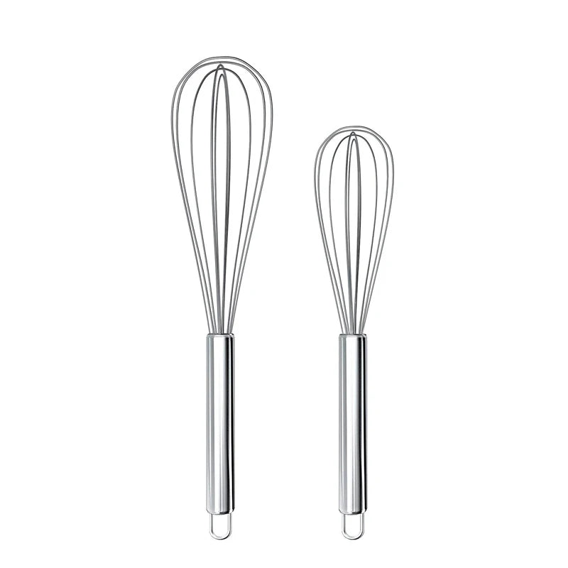 Deux fouets pâtissiers en acier inoxydable de tailles 20 cm et 30 cm pour des préparations variées en cuisine.