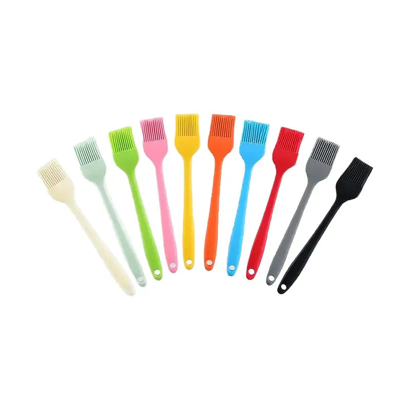 Collection de pinceaux en silicone de différentes couleurs, utilisés pour la cuisine et la pâtisserie.