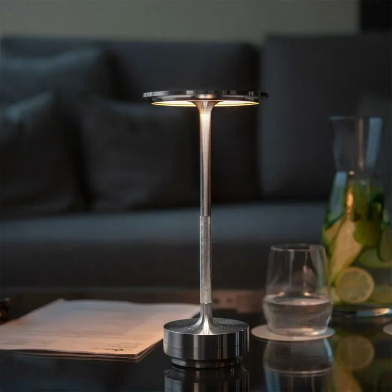 Lampe de table argent rechargeable sur une table de salon