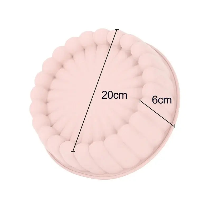  Moule à charlotte en silicone rose avec des bords ondulés. Le diamètre du moule est de 20 cm, et la hauteur est de 6 cm.