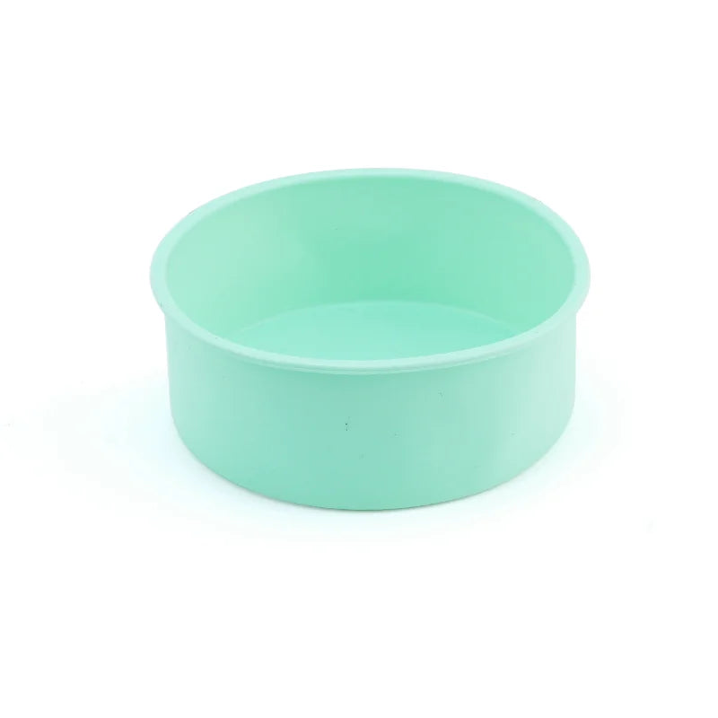 Un moule a patisserie rond en silicone de couleur vert menthe clair, parfait pour les gateaux et desserts.