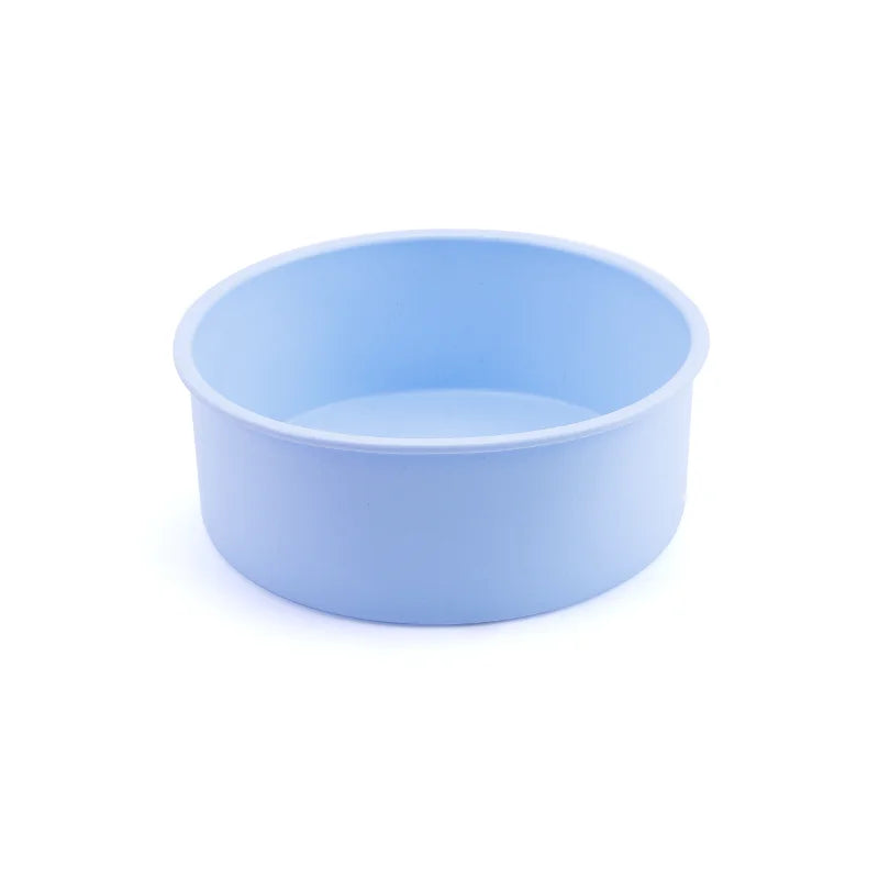 Un moule rond en silicone de couleur bleu clair, adapte a une utilisation au four et au micro-ondes.
