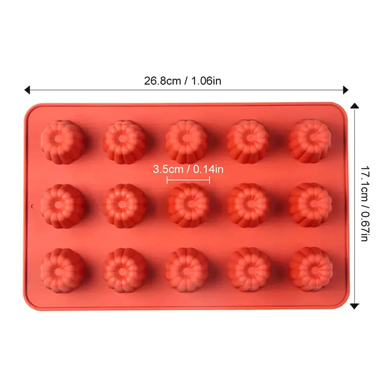 Vue du moule à cannelés rouge avec des dimensions indiquées : 26,8 cm de longueur et 17,1 cm de largeur, chaque cavité mesurant 3,5 cm.