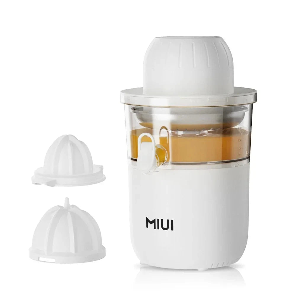 Un presse-agrumes électrique blanc avec un réservoir de jus et deux cônes d'extraction interchangeables à côté.