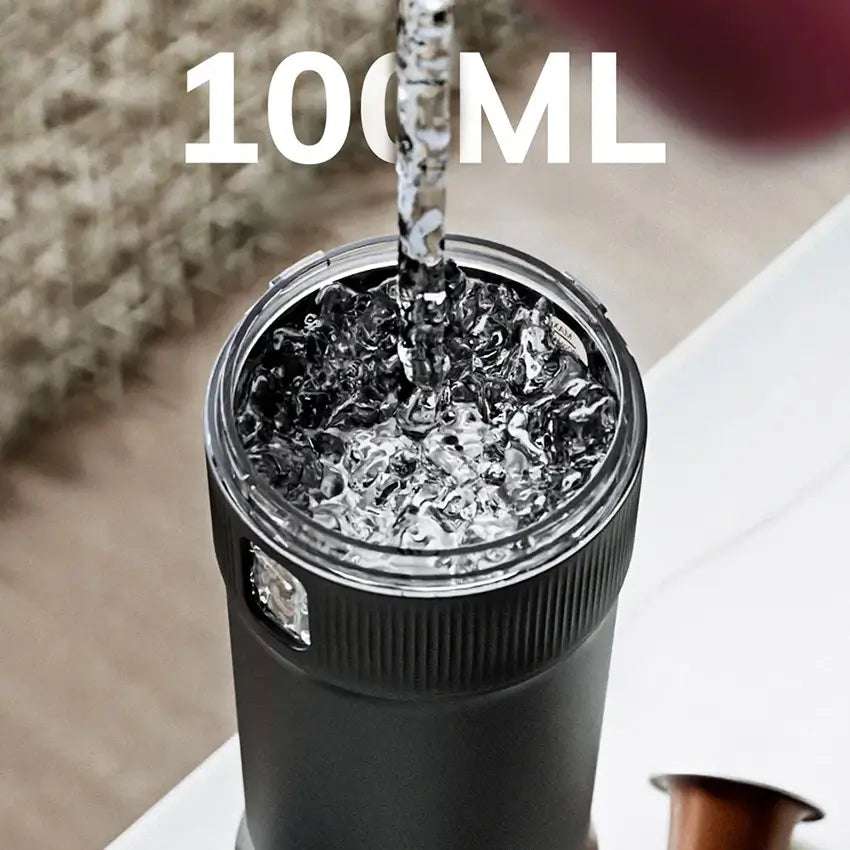 Un récipient noir est rempli avec de l'eau, avec l'indication "100 ML" visible en haut.