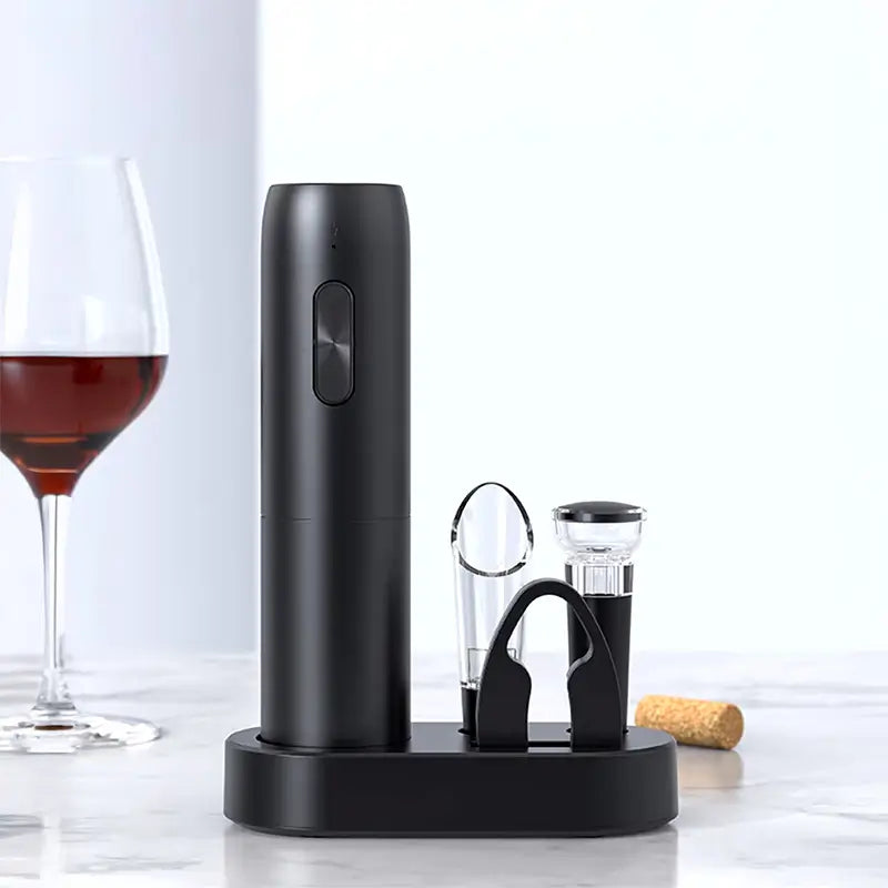 tire bouchon électrique rechargeable sur un plan de travail en marbre avec un verre de vin rouge et un bouchon