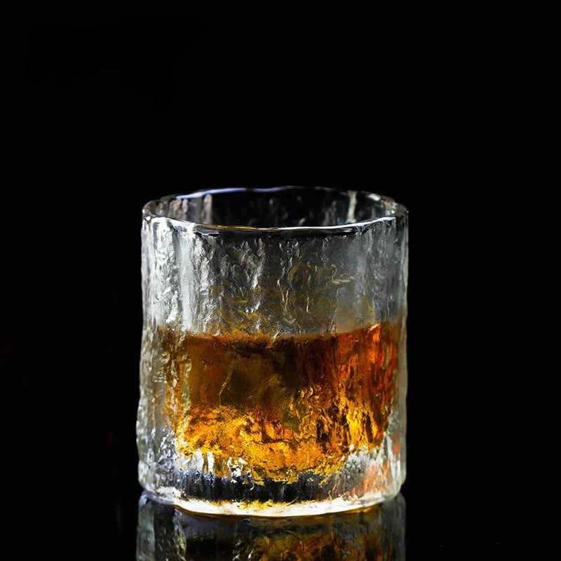 Verre Old Fashioned design avec whisky sur fond noir