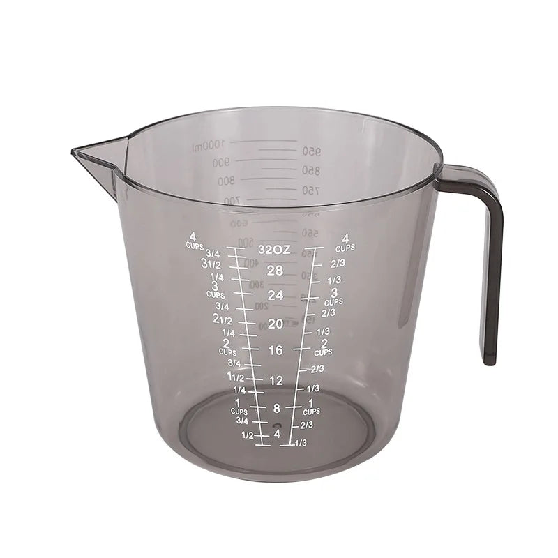 Une grande tasse à mesurer transparente de 1 litre avec des graduations en millilitres (jusqu’à 1000 ml), onces et cups, et une poignée noire.