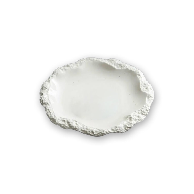 assiette creuse effet roche sur fond blanc