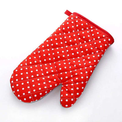 Gant de cuisine rouge matelassé avec des pois blancs uniformes, bordé de rouge.