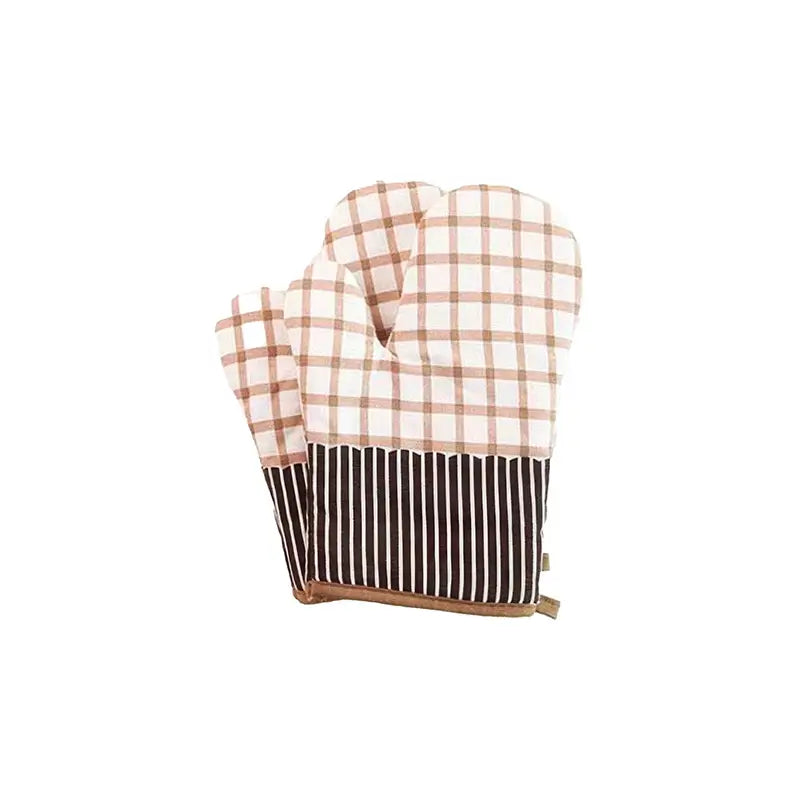 Gants de cuisine beige avec motifs à carreaux et rayures marrons, parfaits pour manipuler des plats chauds.