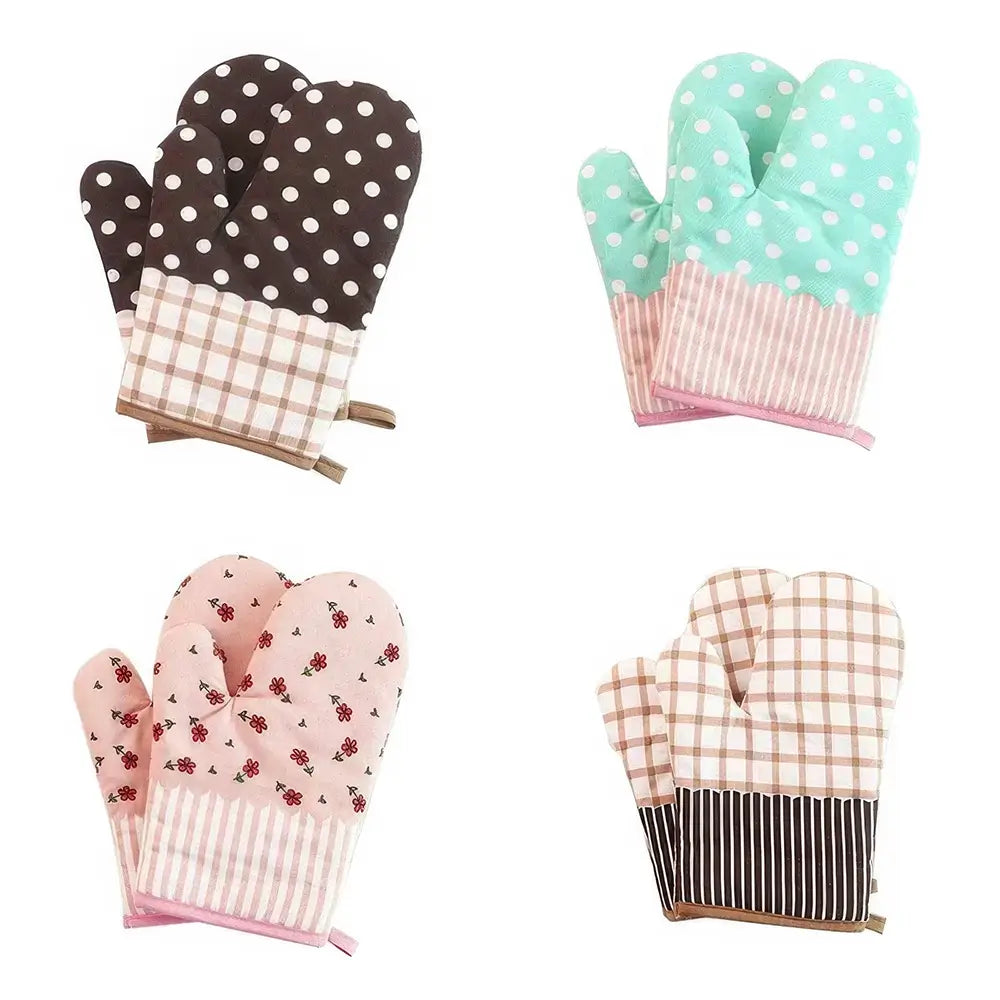 Ensemble de gants pour le four avec motifs à pois, fleurs, et carreaux, offrant une protection efficace contre la chaleur.