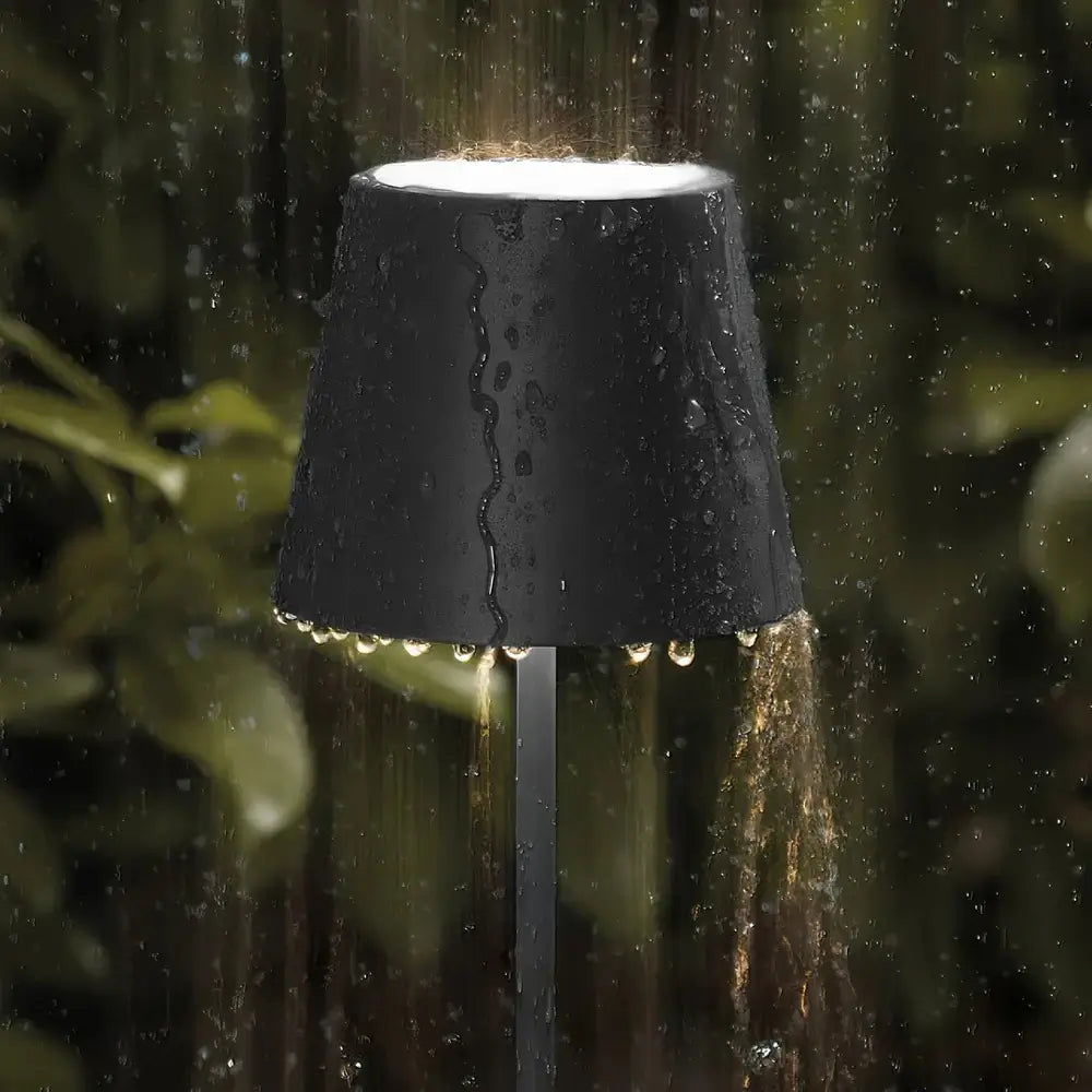 lampe de terrasse noir sous la pluie