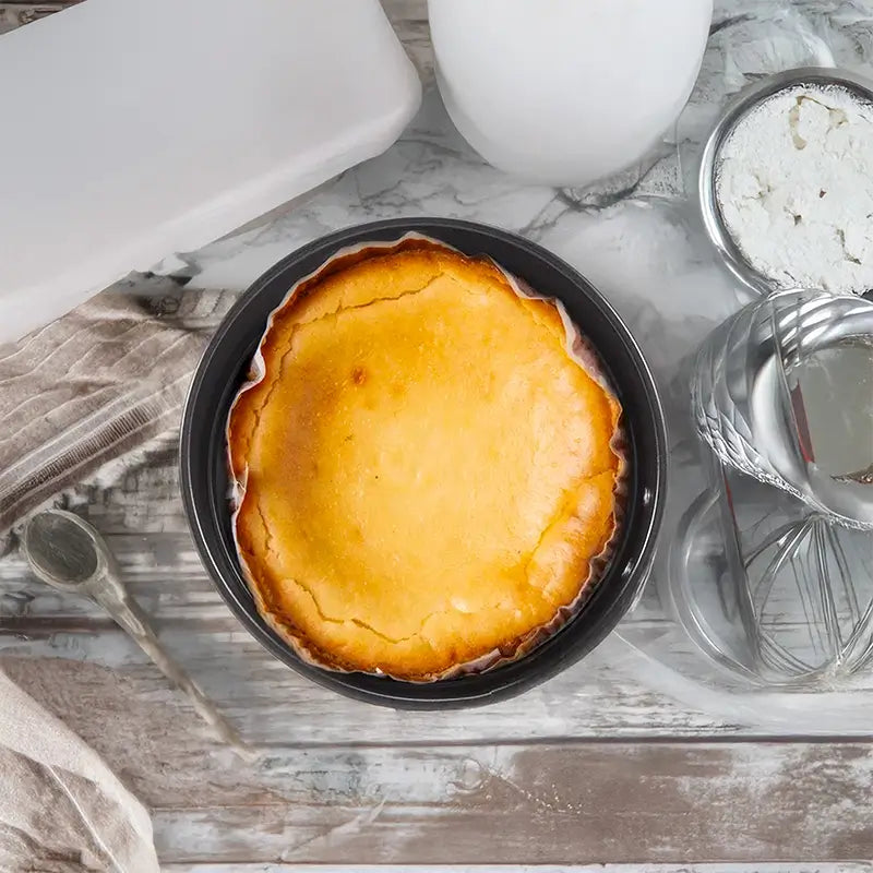 Mini moule à cheesecake sur un plan de travail