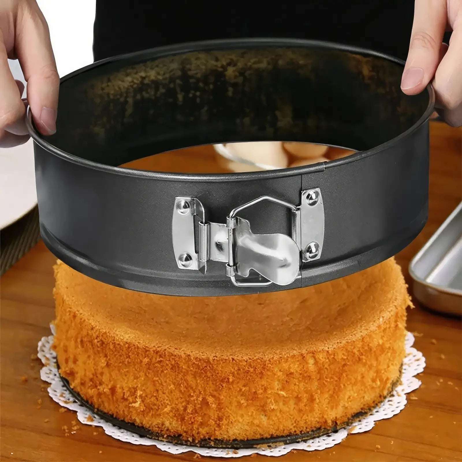 Moule à charnière durant un démoulage de gâteau
