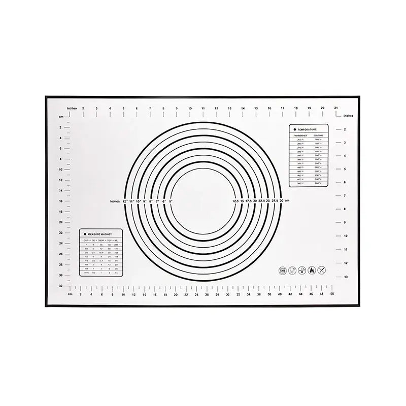 Tapis de pâtisserie noir en silicone, présentant des échelles en centimètres et pouces, des cercles concentriques pour ajuster les dimensions des pâtes, et des tableaux pour convertir températures et poids.